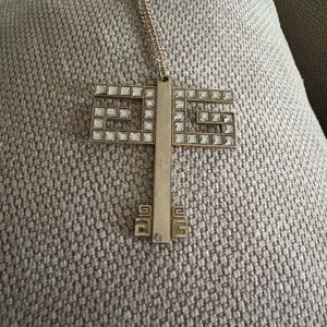 Gwen Stefani Sweet Escape tour necklace